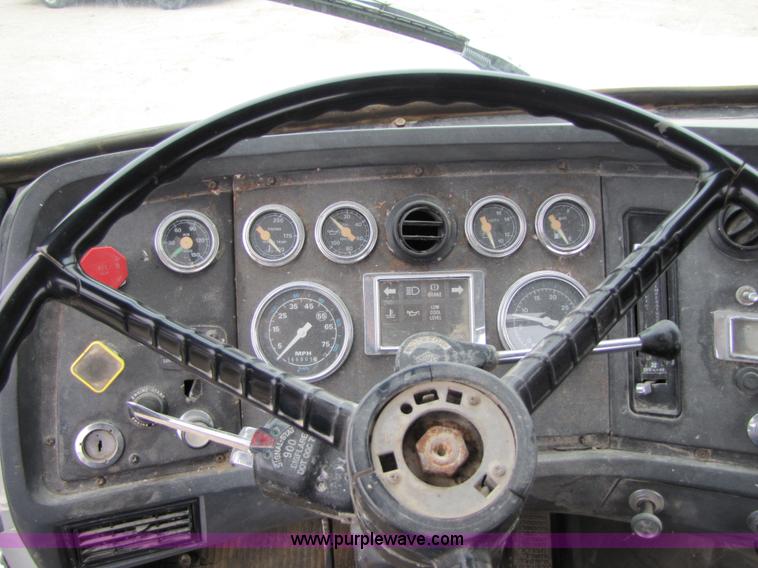 image for item 4761 1988 Ford LNT9000 semi truck