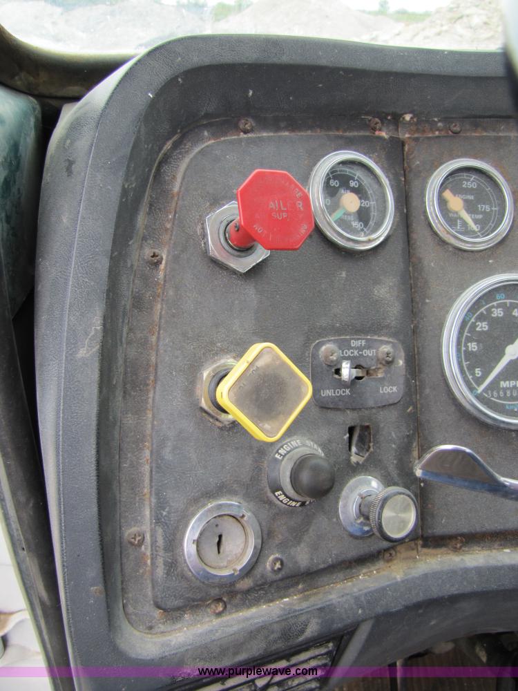 image for item 4761 1988 Ford LNT9000 semi truck