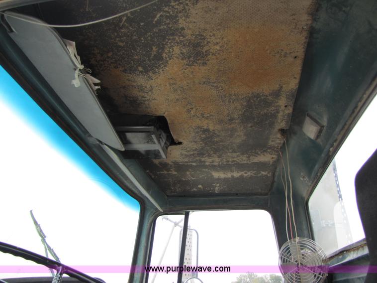 image for item 4761 1988 Ford LNT9000 semi truck