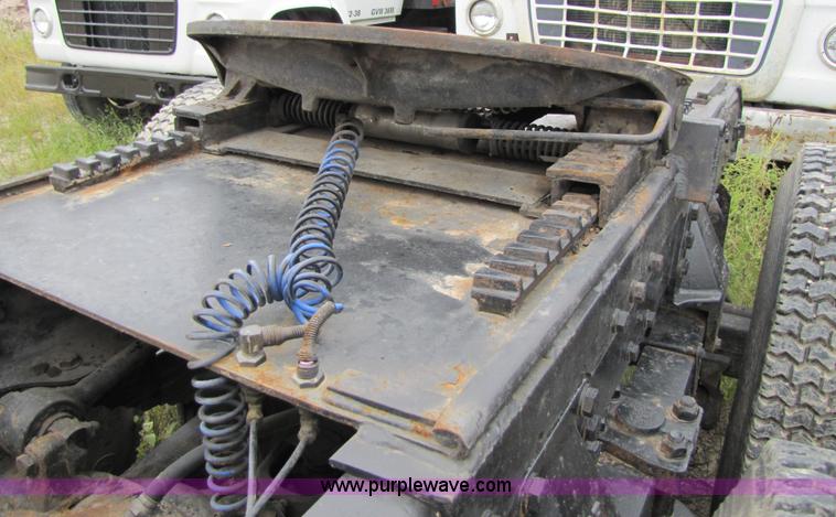 image for item 4761 1988 Ford LNT9000 semi truck