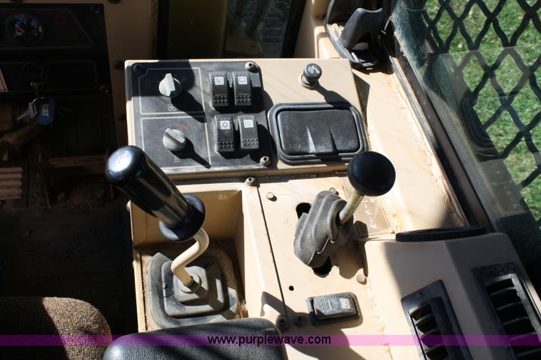 image for item 5028 2005 Caterpillar 939C track loader