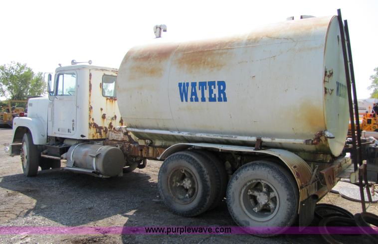 image for item 5253 1974 International Transtar 4200 water truck