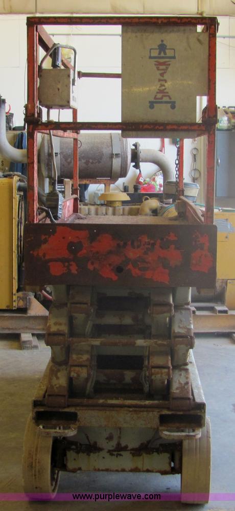 image for item 6564 2001 Skyjack SJIII 3226 scissor lift
