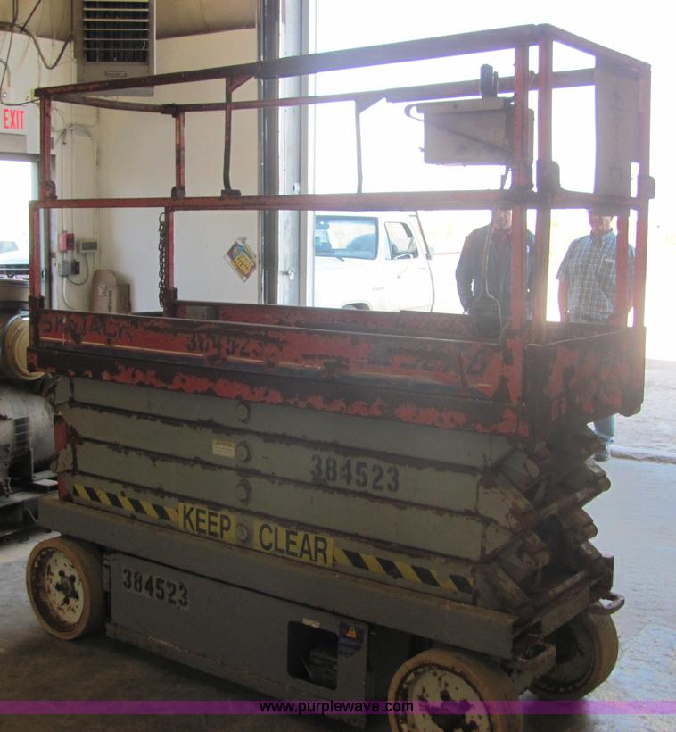 image for item 6564 2001 Skyjack SJIII 3226 scissor lift