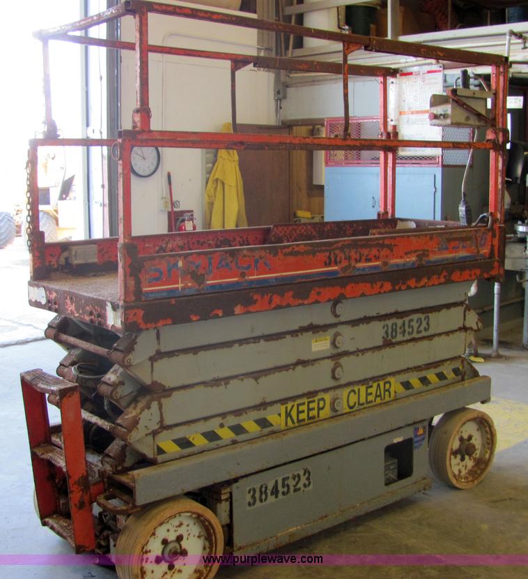 image for item 6564 2001 Skyjack SJIII 3226 scissor lift