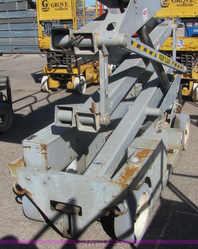 image for item 6579 1998 Mec 2033ES scissor lift