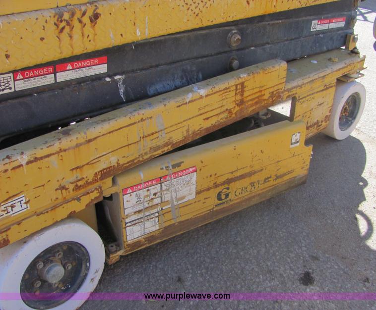 image for item 6580 Grove SM2632E scissor lift