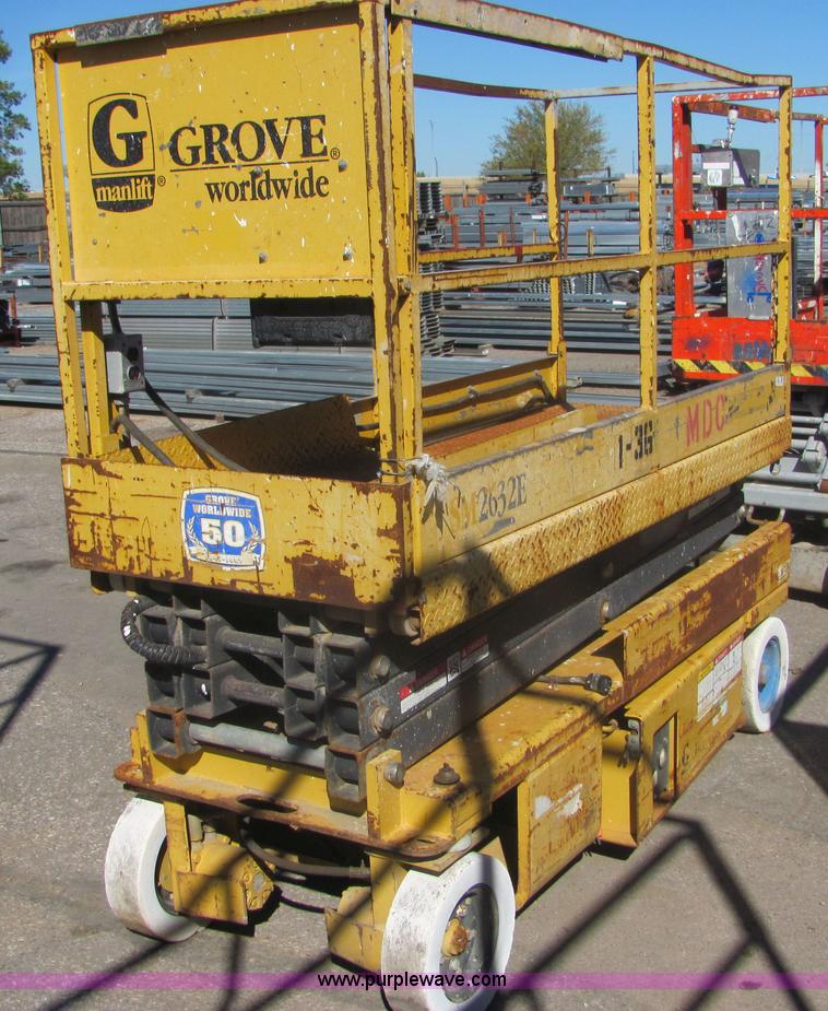 image for item 6583 Grove SM2632E scissor lift