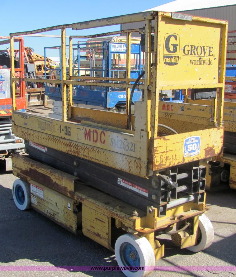 image for item 6583 Grove SM2632E scissor lift