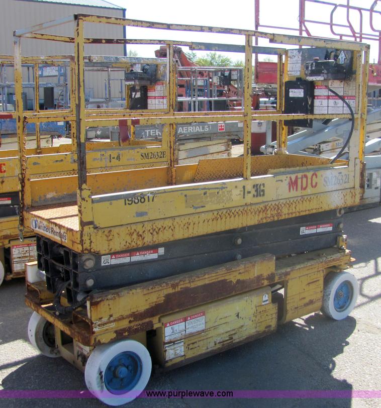 image for item 6583 Grove SM2632E scissor lift