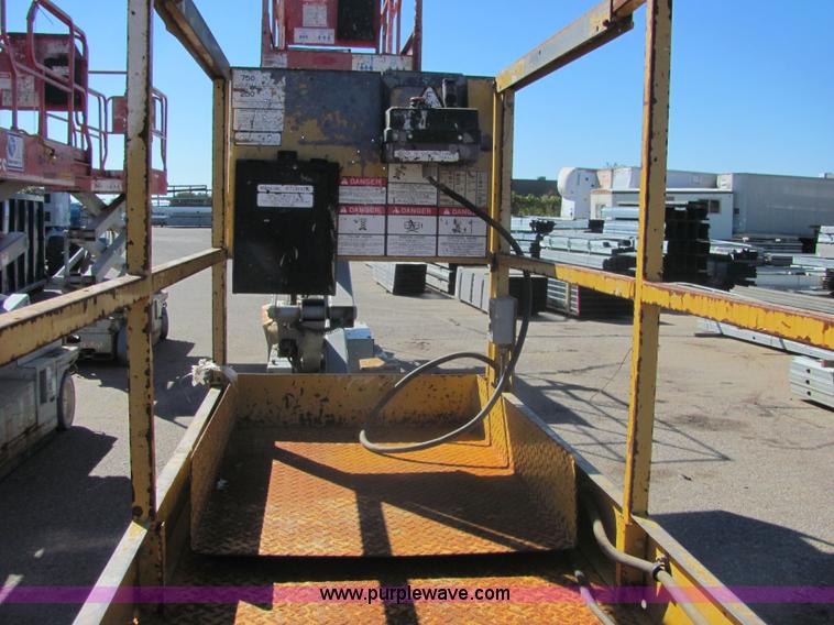 image for item 6583 Grove SM2632E scissor lift