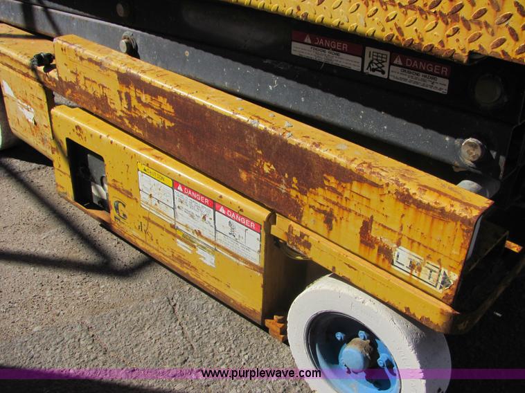 image for item 6583 Grove SM2632E scissor lift