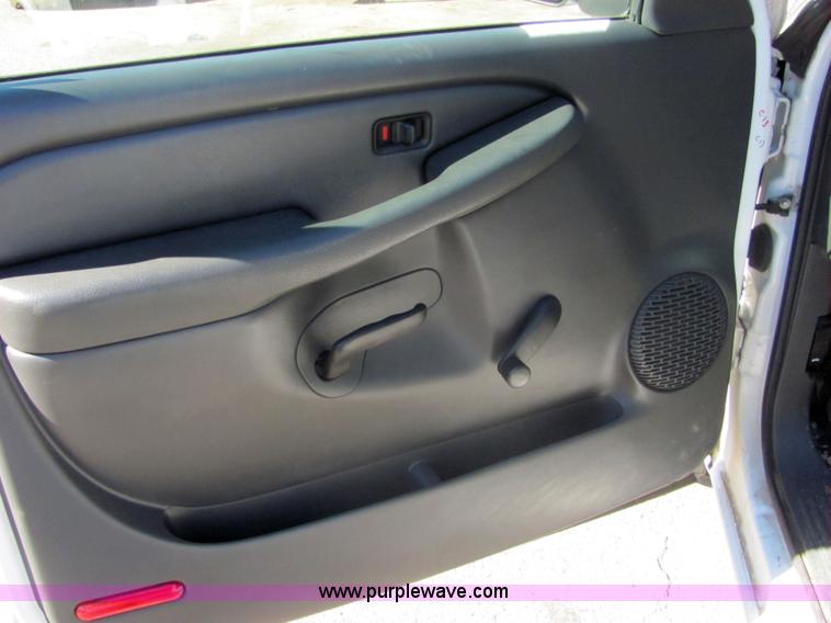 image for item 6589 2003 Chevrolet C1500 Silverado pickup truck