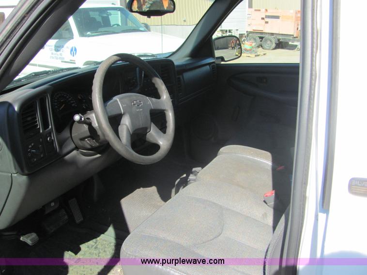 image for item 6589 2003 Chevrolet C1500 Silverado pickup truck