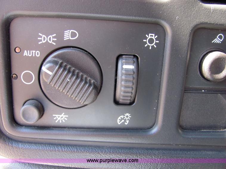 image for item 6589 2003 Chevrolet C1500 Silverado pickup truck