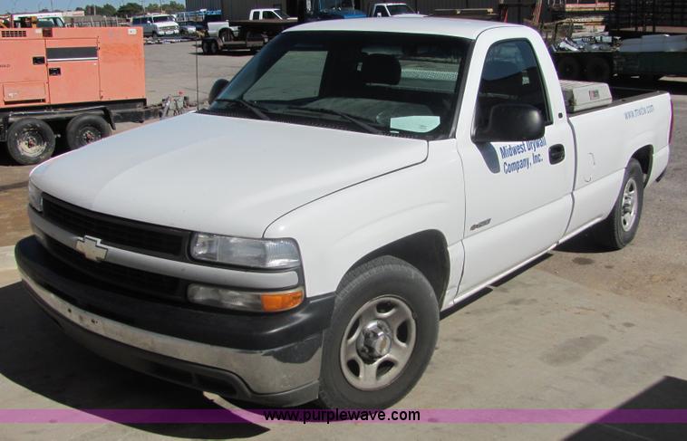 image for item 6639 2001 Chevrolet C1500 Silverado pickup truck