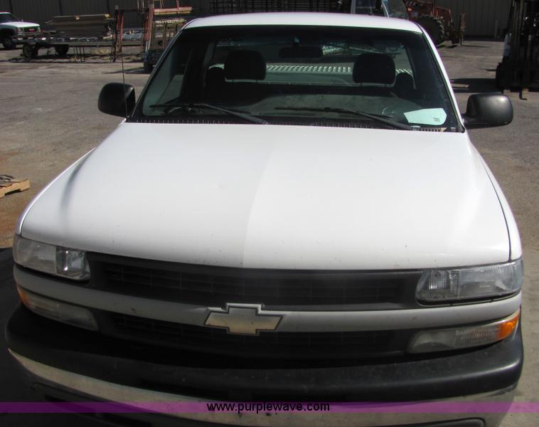 image for item 6639 2001 Chevrolet C1500 Silverado pickup truck