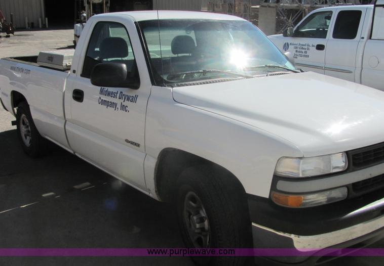image for item 6639 2001 Chevrolet C1500 Silverado pickup truck