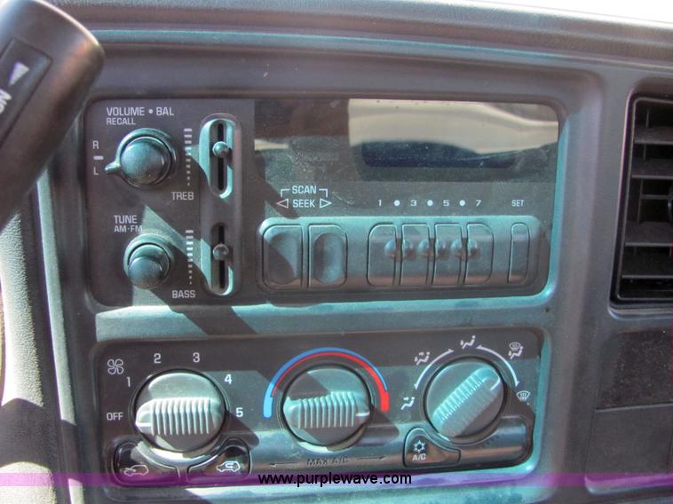 image for item 6639 2001 Chevrolet C1500 Silverado pickup truck