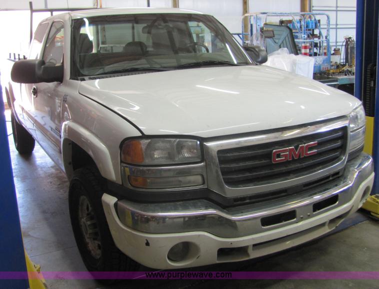 image for item 6642 2003 GMC Sierra C2500 HD pickup truck