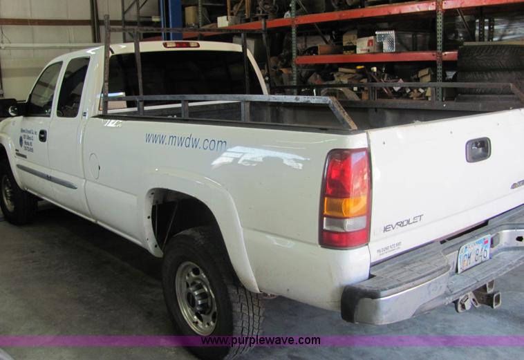 image for item 6642 2003 GMC Sierra C2500 HD pickup truck