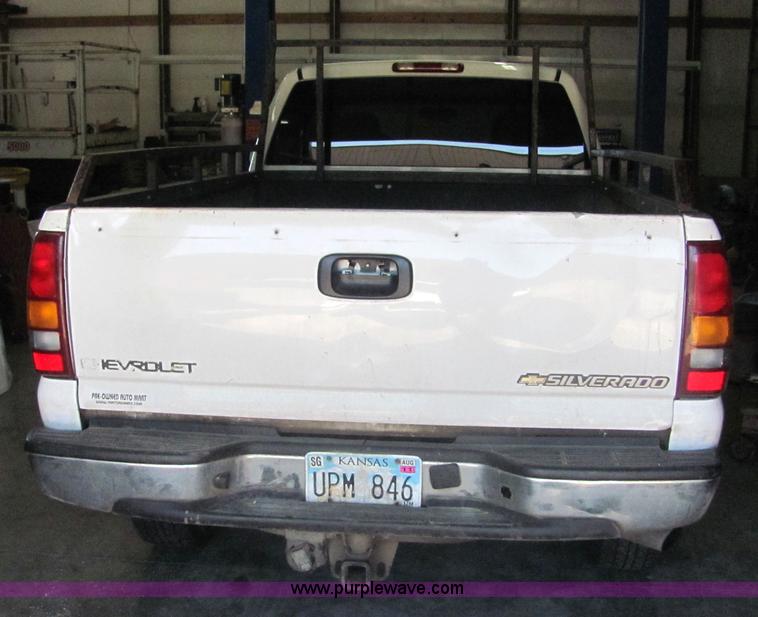 image for item 6642 2003 GMC Sierra C2500 HD pickup truck