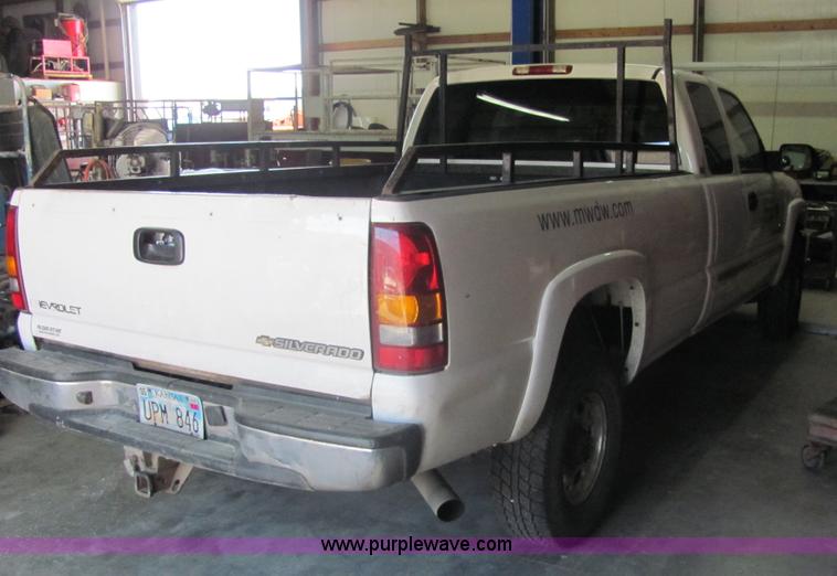 image for item 6642 2003 GMC Sierra C2500 HD pickup truck