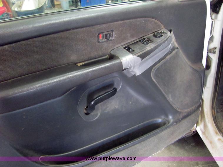 image for item 6642 2003 GMC Sierra C2500 HD pickup truck