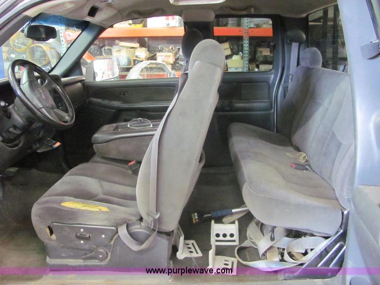 image for item 6642 2003 GMC Sierra C2500 HD pickup truck