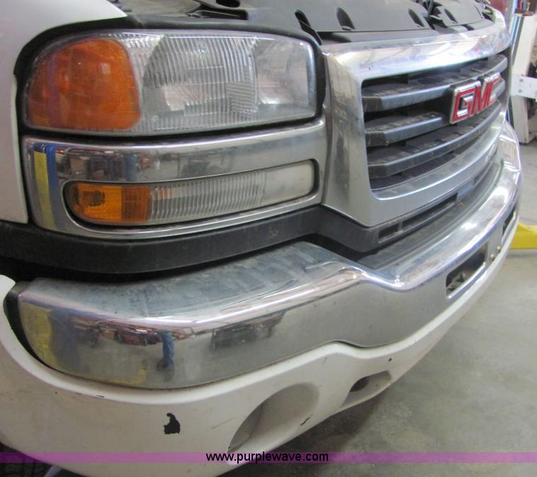 image for item 6642 2003 GMC Sierra C2500 HD pickup truck