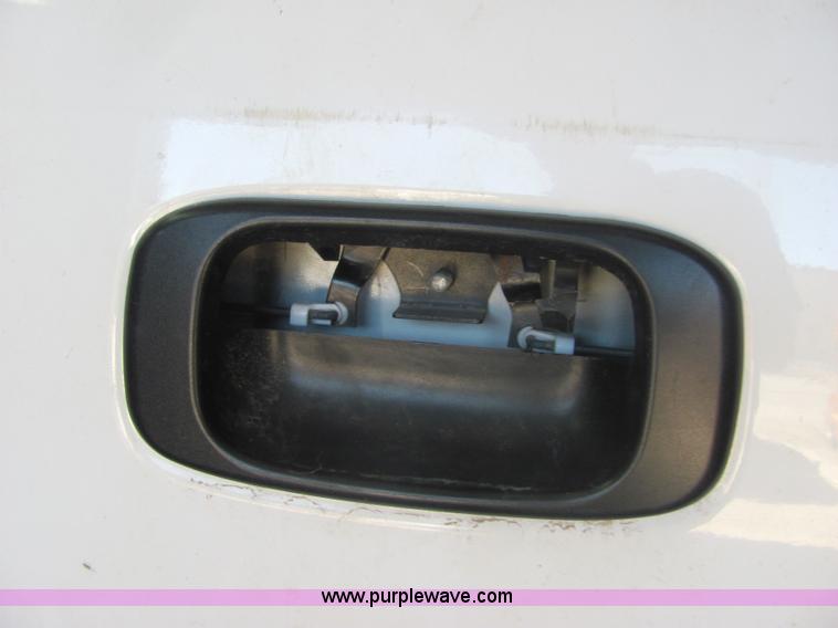 image for item 6642 2003 GMC Sierra C2500 HD pickup truck