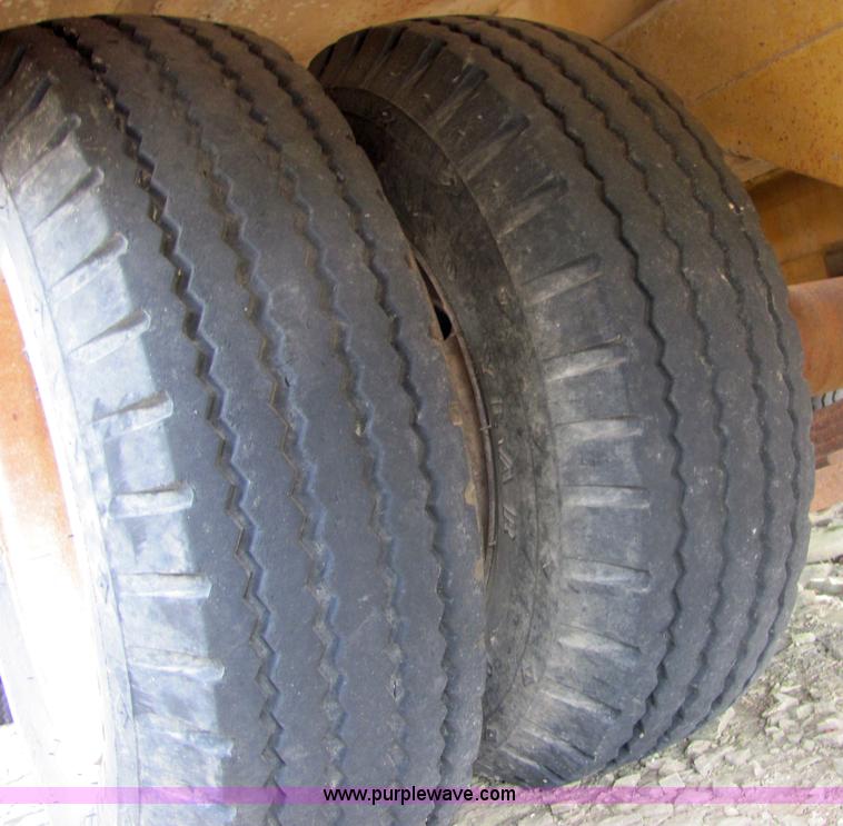 image for item 6666 1985 Eager Beaver 12TXT tilt-deck trailer