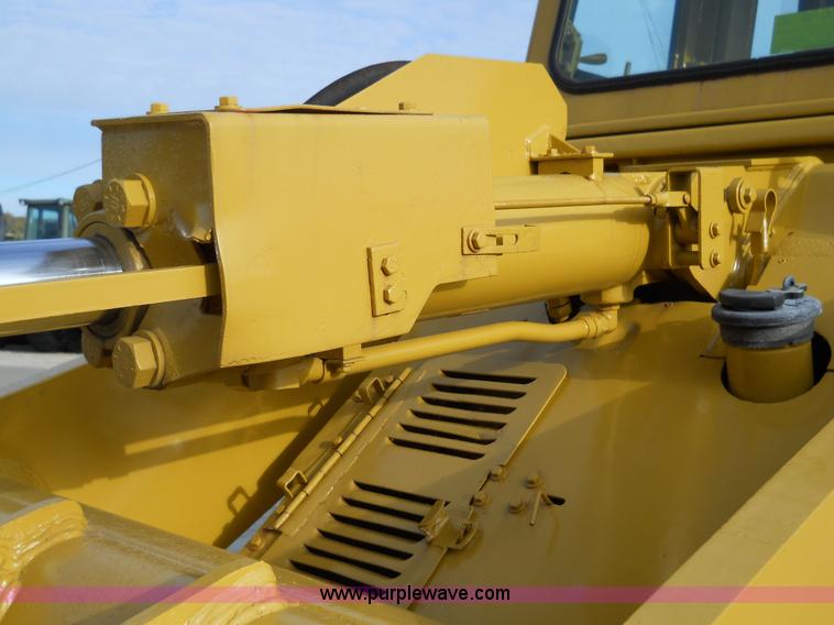 image for item 7760 1982 Caterpillar 953 track loader