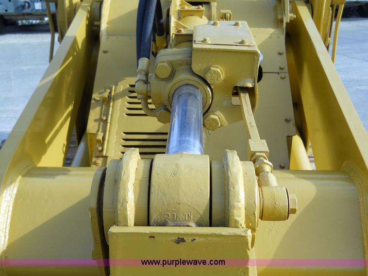 image for item 7760 1982 Caterpillar 953 track loader