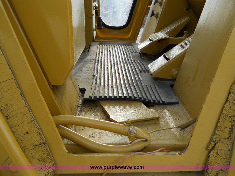 image for item 7760 1982 Caterpillar 953 track loader