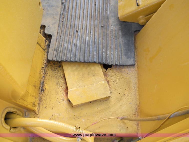 image for item 7760 1982 Caterpillar 953 track loader