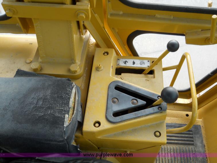image for item 7760 1982 Caterpillar 953 track loader
