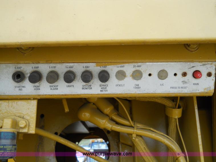 image for item 7760 1982 Caterpillar 953 track loader