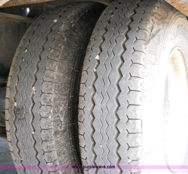 image for item 7764 1995 Trail King TK40 24' trailer