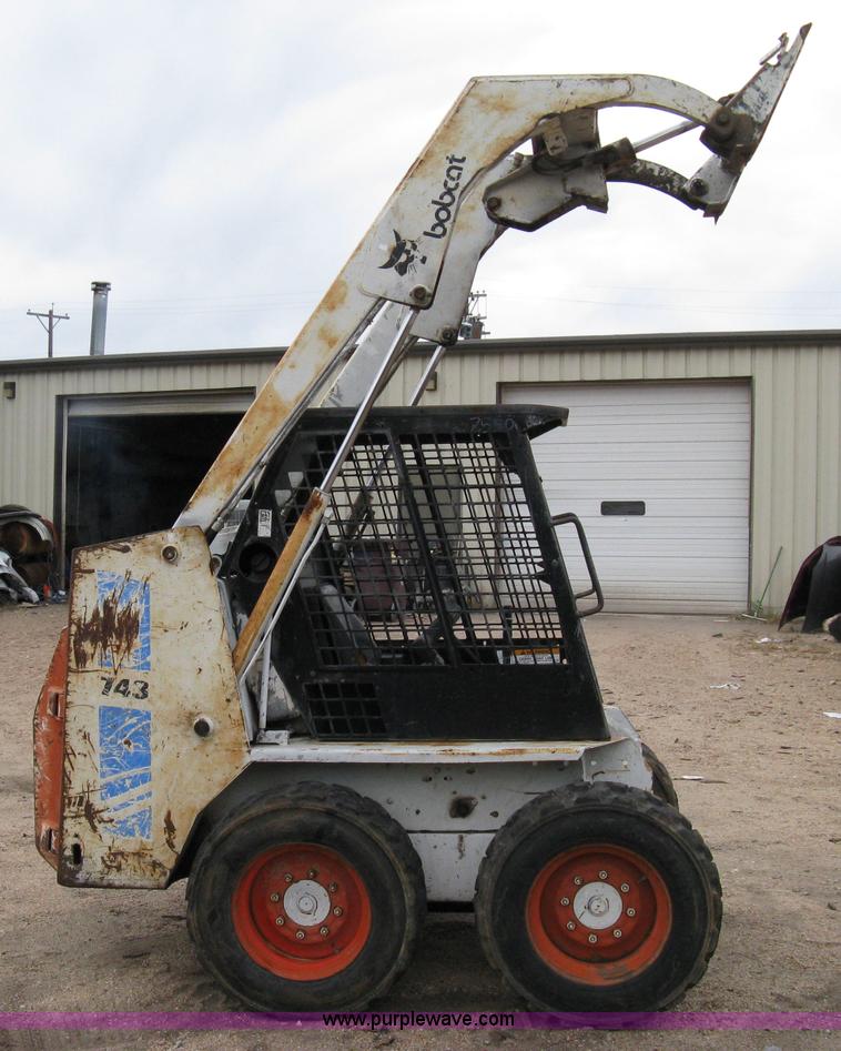 image for item 8045 1990 Bobcat 743B skid steer