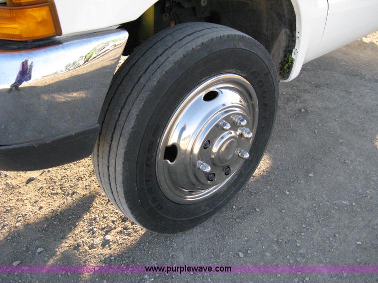 image for item 8047 2000 Ford F550 XL Super Duty dually pickup