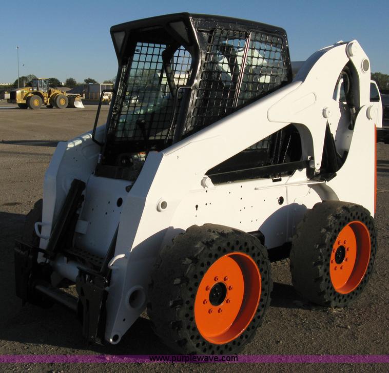 image for item 8048 Bobcat S250 skid steer