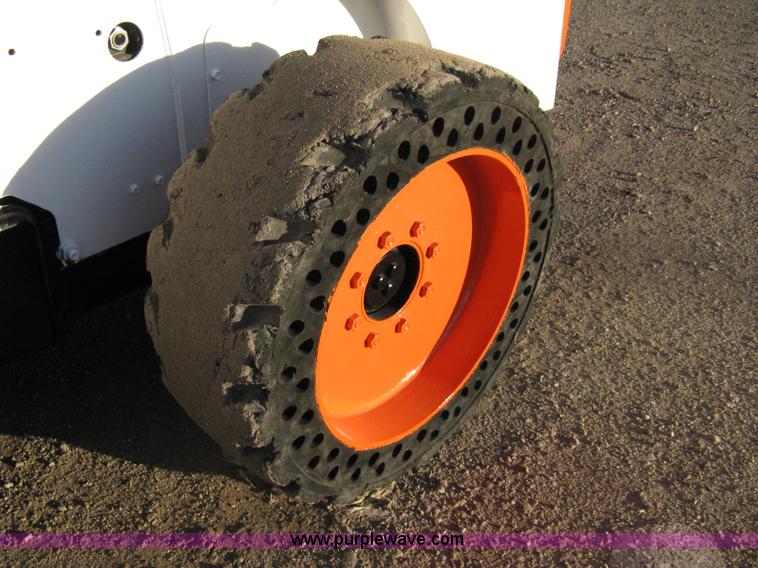 image for item 8048 Bobcat S250 skid steer