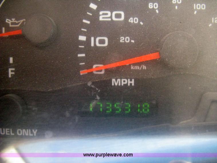 image for item 8052 2002 Ford F350 Super Duty extended cab pickup truck