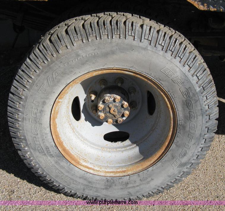 image for item 8052 2002 Ford F350 Super Duty extended cab pickup truck