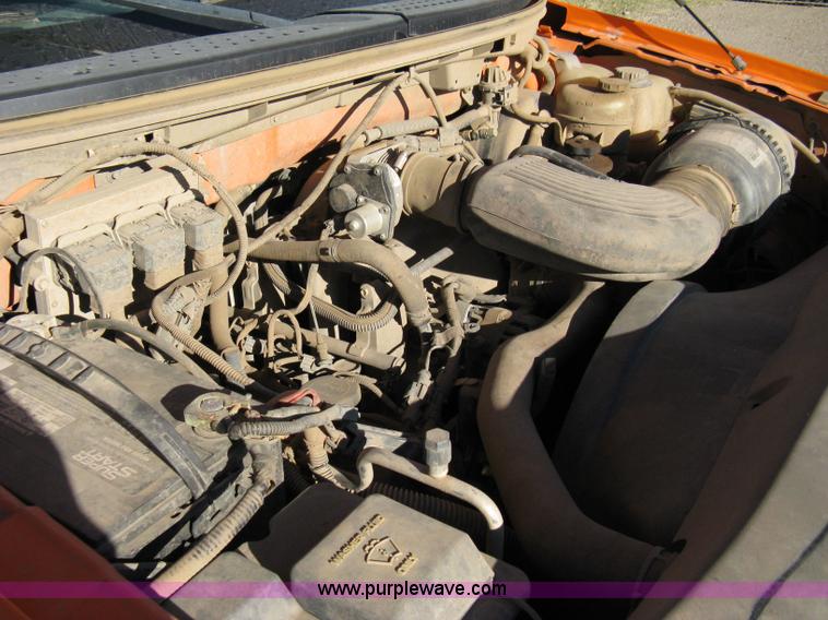 image for item 8053 2005 Ford F150 XL extended cab pickup truck