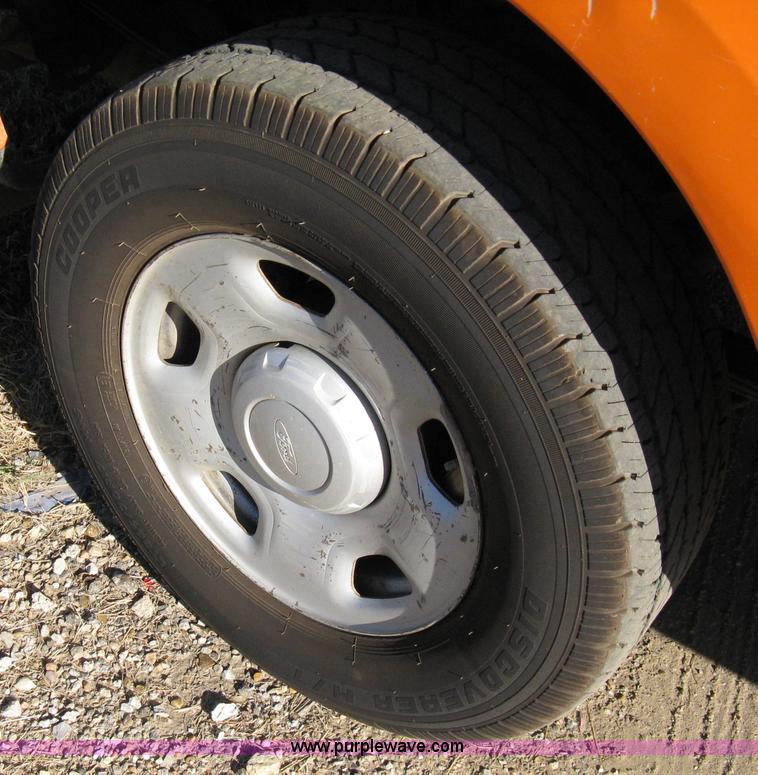 image for item 8053 2005 Ford F150 XL extended cab pickup truck