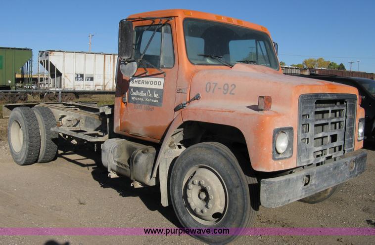 image for item 8055 1988 International S1654 cab and chassis