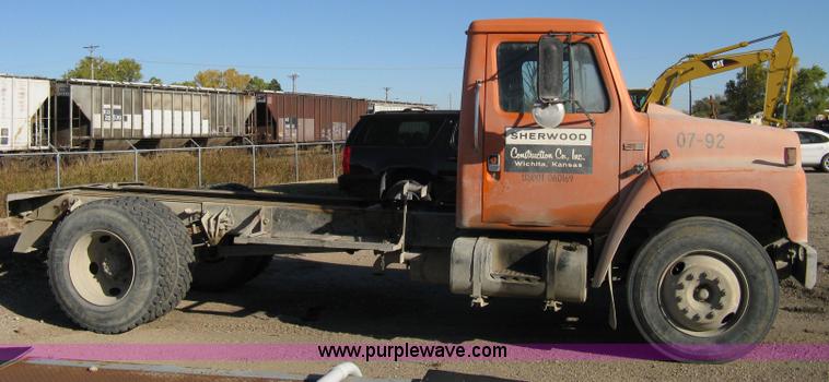 image for item 8055 1988 International S1654 cab and chassis