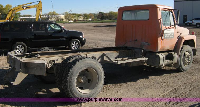 image for item 8055 1988 International S1654 cab and chassis